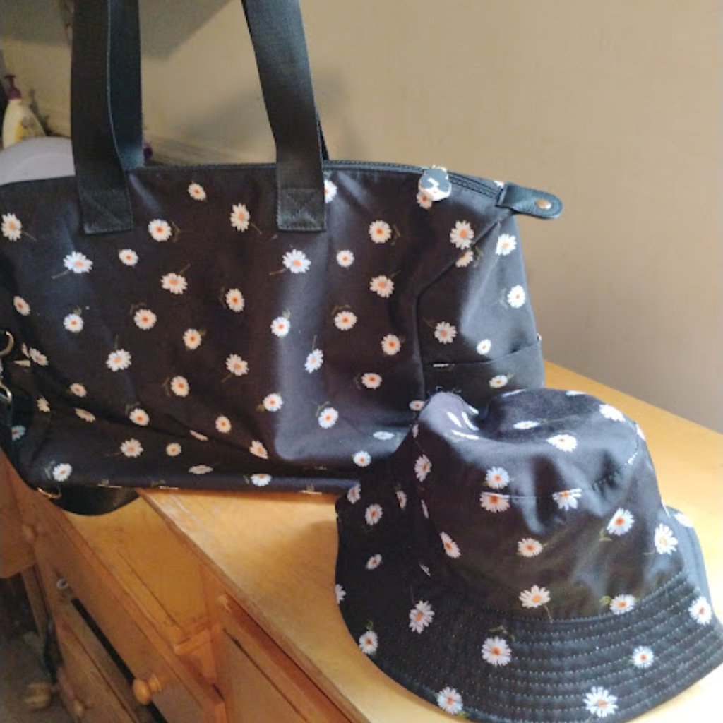 Alice + Olivia Daisy Duffel & Matching Hat Set Limited Edition